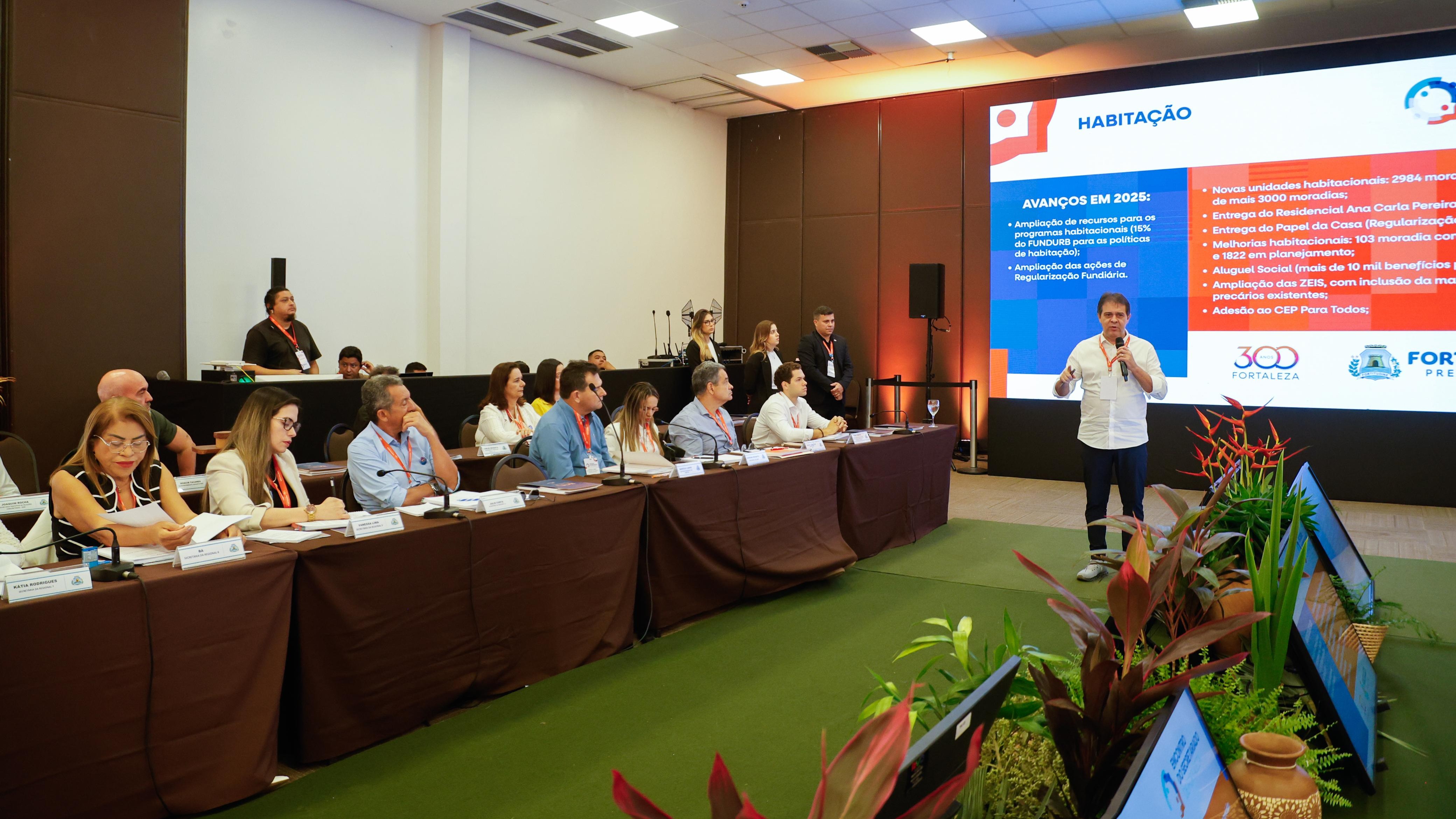 prefeito evandro falando na sala de reunião